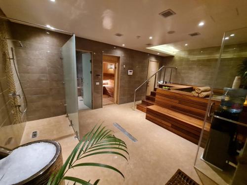 エル・アラメインにあるPorto Marina Resort & Spa Al Alameinの広いバスルーム(バスタブ、シャワー付)