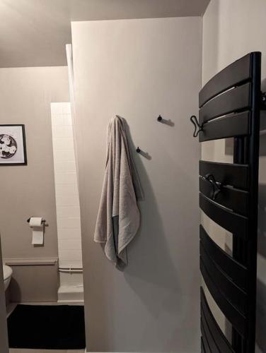 La salle de bains est pourvue d'une serviette accrochée au mur. dans l'établissement La p'tite Lulu, à Le Petit Chenevey