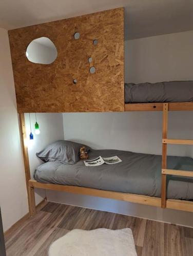 - une chambre avec des lits superposés au plafond dans l'établissement La p'tite Lulu, à Le Petit Chenevey