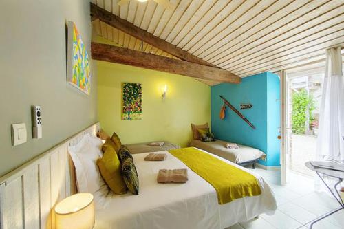 une chambre avec un grand lit dans une pièce dans l'établissement La Champrenière, à Puy-du-Fou