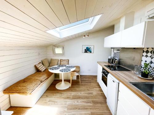 - une petite cuisine avec une table dans une petite maison dans l'établissement Appartement La Nord - Villas Lake and Sea, à Soorts-Hossegor