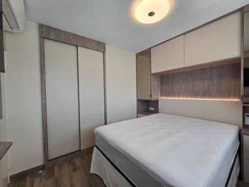 - une chambre avec un lit et des armoires blanches dans l'établissement Superbe appartement vue mer - Terrasse - Parking, à Villeneuve-Loubet