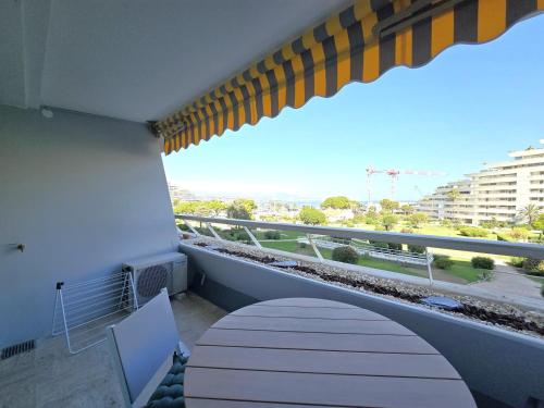 un balcon avec vue sur un immeuble dans l'établissement Superbe appartement vue mer - Terrasse - Parking, à Villeneuve-Loubet