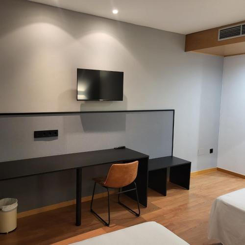 Una televisión o centro de entretenimiento en Hotel Torcal