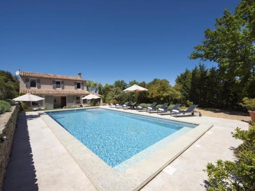 une piscine devant une villa dans l'établissement Exclusive Villa with Stunning Luberon Views, à Bonnieux