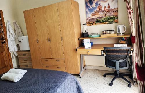 Una cama o camas en una habitación de Saracini's Homestay