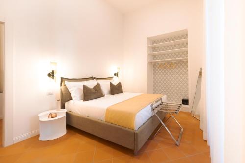 Una cama o camas en una habitación de Palazzo Castriota Scanderbeg