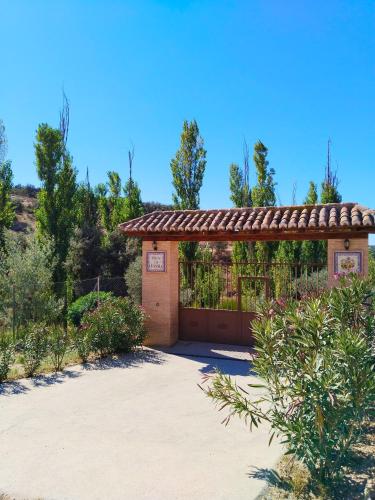 a gate at the entrance to a garden at apartamentos turisticos la gitanilla in Los Navalucillos