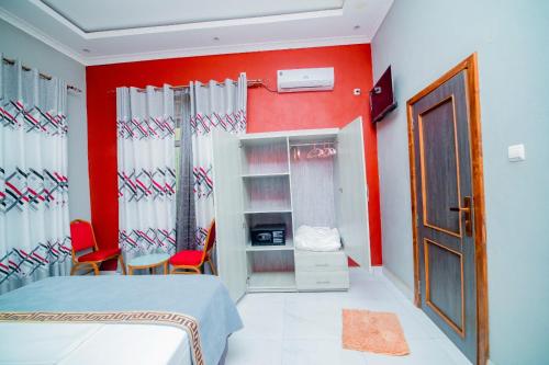 Ένα ή περισσότερα κρεβάτια σε δωμάτιο στο Kinindo Light Hotel