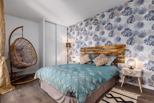 une chambre avec un lit avec une couette bleue dans l'établissement Chez Julia et Kevin, à Serris
