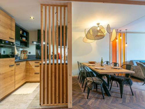 une salle à manger avec une table et une cuisine dans l'établissement Appartement rénové avec wifi et animaux acceptés au cœur de Val-d'Isère - FR-1-694-366, à Val dʼIsère