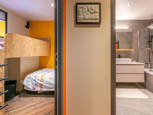 - une chambre avec des lits superposés et une salle de bains dans l'établissement Appartement rénové avec wifi et animaux acceptés au cœur de Val-d'Isère - FR-1-694-366, à Val dʼIsère