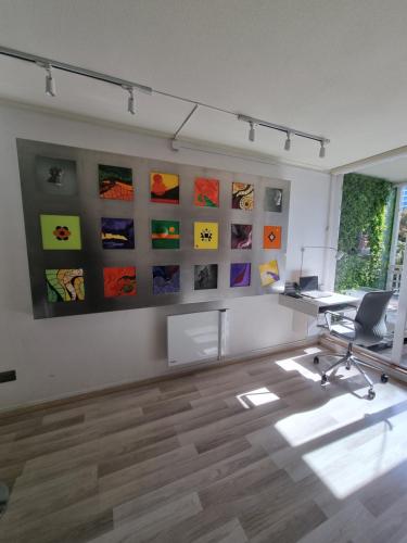 an office with a desk and a chair in a room at Exclusivo Departamento in Concepción