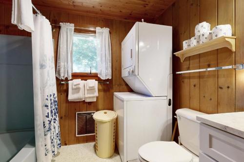 ein kleines Badezimmer mit Kühlschrank und Toilette in der Unterkunft Reed Shore Cottage in Bass Harbor