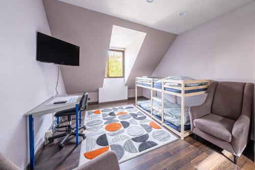 - une chambre avec un bureau et des lits superposés dans l'établissement Maison Proche Disney/Paris, à Couilly-Pont-aux-Dames