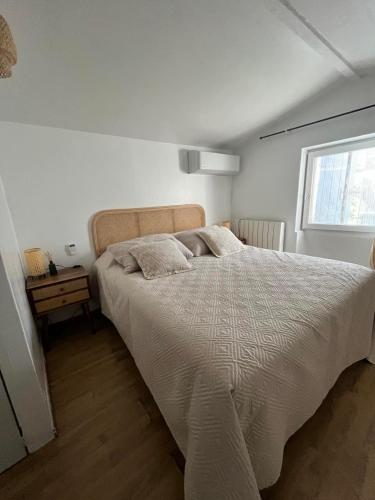 Maison d'hôtes Bastide St Victor à 2,5 kilomètres de Lourmarinにあるベッド