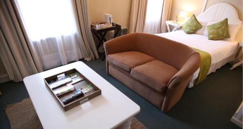 Una cama o camas en una habitación de Mill House Bed and Breakfast