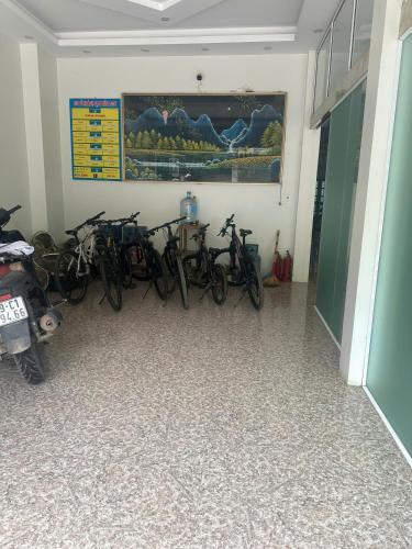 a group of bikes parked in a room at Khách Sạn Tiến Loan in Hòa Bình