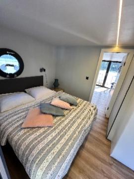 Ένα ή περισσότερα κρεβάτια σε δωμάτιο στο Rybakówka Houseboats Domki na wodzie