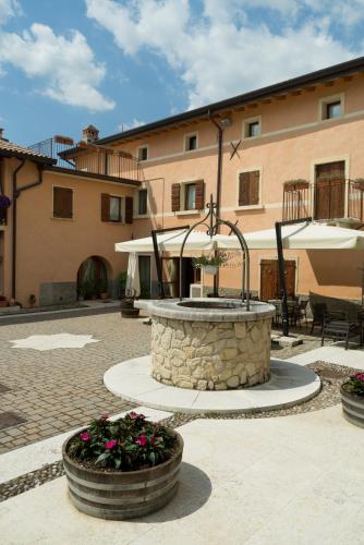 a fountain in a courtyard in front of a building at Agriturismo Valentina Cubi in Fumane