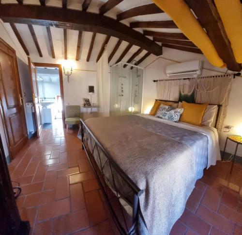 a bedroom with a large bed in a room at Il Giglio B&B in Pienza