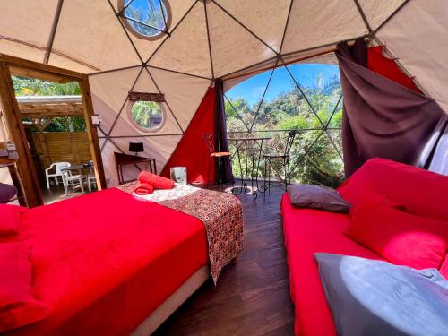 Posezení v ubytování Bubble Dome Village