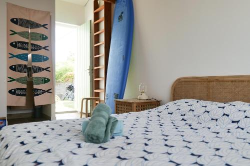 un animal farci est assis sur un lit dans l'établissement Superbe maison rénovée avec piscine Les Sables d'Olonne - 8 personnes, à Les Sables-dʼOlonne