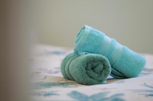 un rouleau vert de fil assis sur un lit dans l'établissement Superbe maison rénovée avec piscine Les Sables d'Olonne - 8 personnes, à Les Sables-dʼOlonne