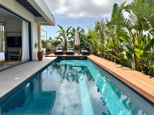 Bazén v ubytování Lora Pearl Luxury Villa nebo v jeho okolí