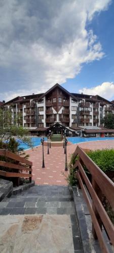 バンスコにあるApartments Belvedere B303の前にプールがある大きな建物
