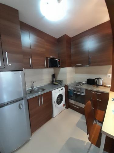 バンスコにあるApartments Belvedere B303のキッチン(木製キャビネット、洗濯機、乾燥機付)