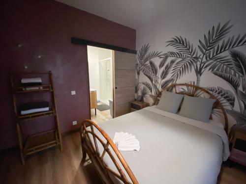 - une chambre avec un grand lit blanc et un mur de plantes dans l'établissement Les Bleuets With Free Parking, à Boulogne-sur-Mer