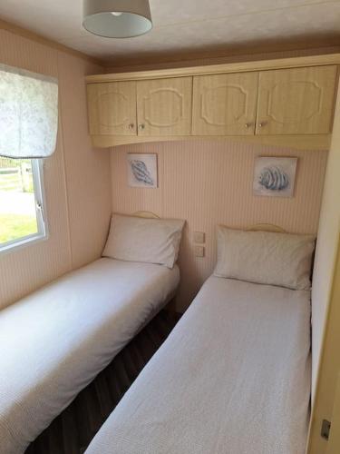 Postel nebo postele na pokoji v ubytování Seacoast Caravan Benone
