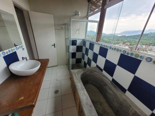 Ένα μπάνιο στο Casa Rústica Ilhabela