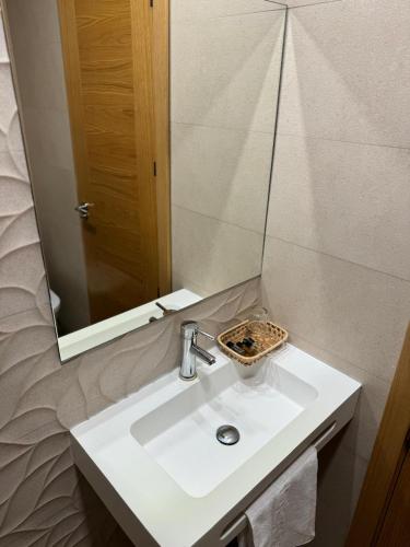 a bathroom with a sink and a mirror at Hostal de Cazalegas in Cazalegas