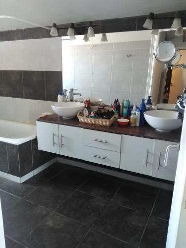 a bathroom with two sinks and a bath tub at Casa Murphy in Viña del Mar