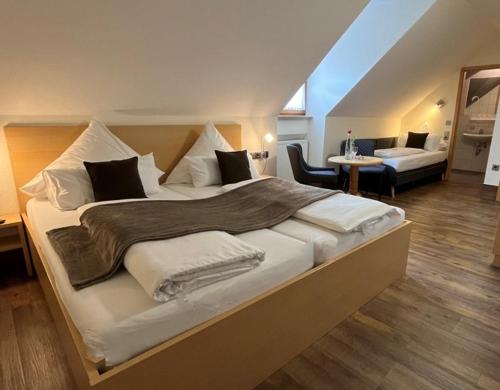 Ένα ή περισσότερα κρεβάτια σε δωμάτιο στο Hotel Gasthof am Schloß