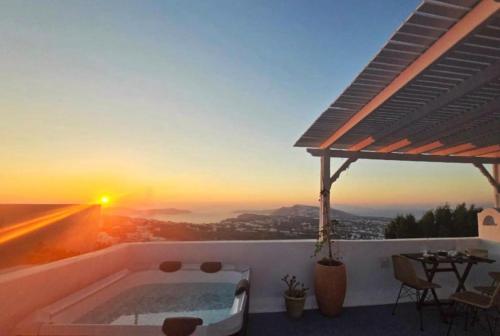 bañera de hidromasaje en la azotea de una casa con puesta de sol en Karpimo North - Sunset view - Private Jacuzzi - up to 4pp, en Fira