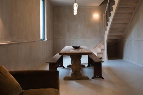 une salle à manger avec une table et un escalier dans l'établissement Maison proche St Emilion - Luxe, à Abzac