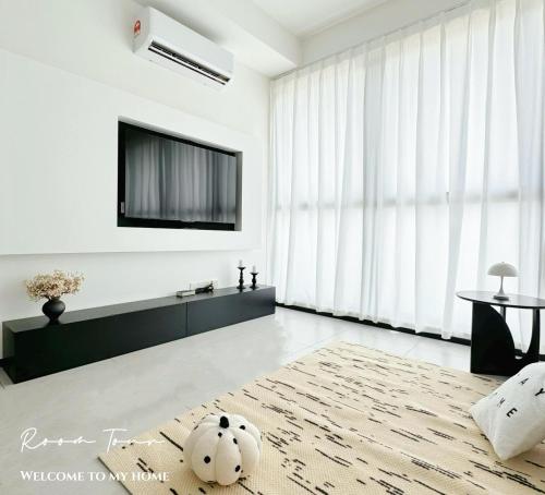 a living room with a tv and a rug at Georgetown Childroom Seaview & Cityview Infinity Pool with 2 Carpark in Jelutong