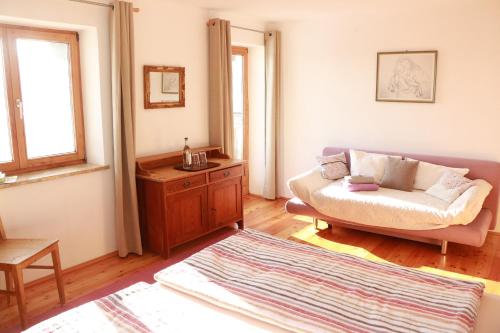 salon z kanapą i stołem w obiekcie Bio Archehof Zachhiesen - stay & relax w mieście Seekirchen am Wallersee