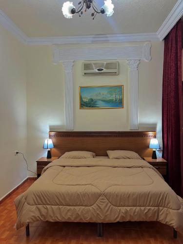Una cama o camas en una habitación de Sufara Hotel Suites