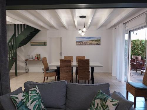 un salon avec un canapé et une table dans l'établissement Villa Nana, à Andernos-les-Bains