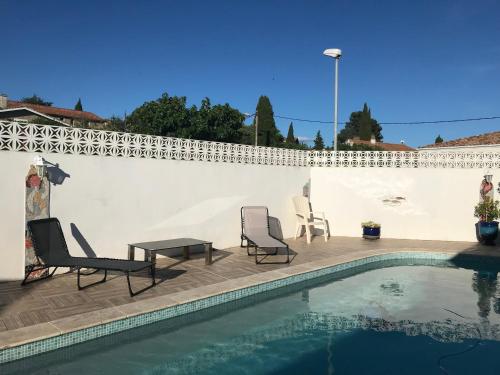 Photo de la galerie de l'établissement Appartement avec piscine - rez de jardin, à Pailhès