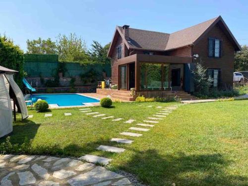 a yard with a house and a swimming pool at Tuzlada Ferah Alani Havuz,Bahçe ve tüm rahatlıklar kişiye özel alan in Tuzla
