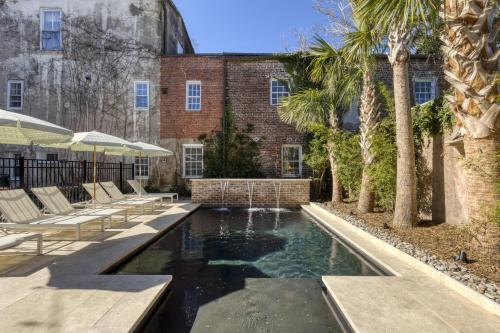 Πισίνα στο ή κοντά στο Historic B&B King Suite- Walk to King