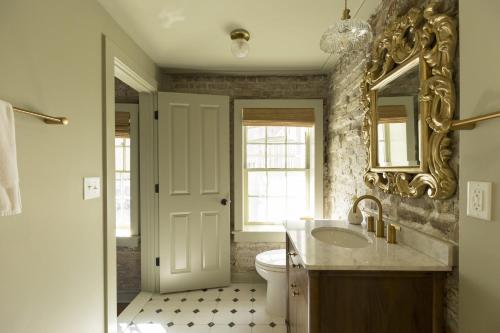Ένα μπάνιο στο Historic B&B King Suite- Walk to King
