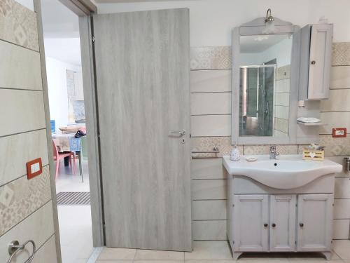 a bathroom with a sink and a mirror at Da Tziu Efisiu Mare e Relax nel Sinis in Baratili San Pietro