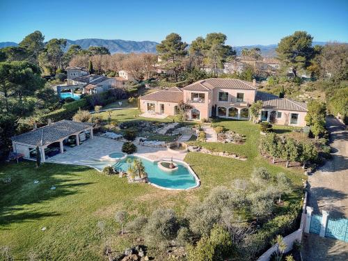 une vue aérienne d'une maison avec piscine dans l'établissement Ref PRESTIGE by Palmes d Or Properties, à Mougins