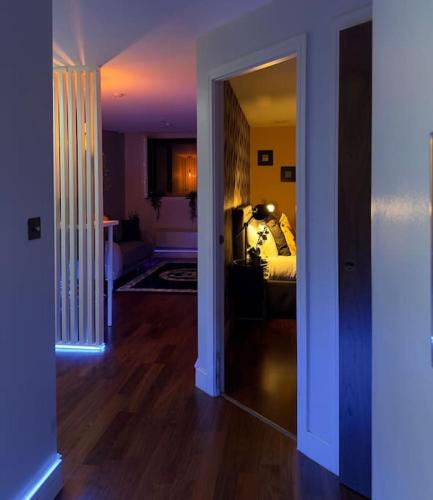 a hallway with a living room with a bed in a room at Cosy City Centre Apartment with Parking in Birmingham